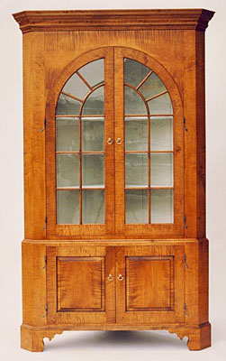 CORNER CUPBOARD WITH ARCHED DOORS, TIGER MAPLE (CUP520)